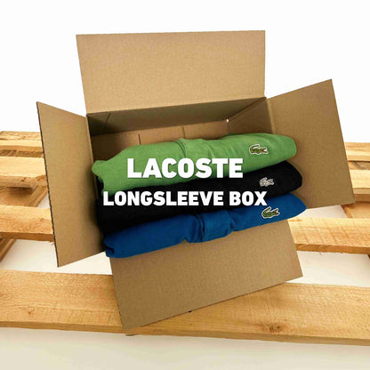 Lacoste Longsleeve Box met drie vintage longsleeves in groen, zwart en blauw, verpakt in een kartonnen doos op een houten pallet.