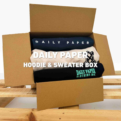 Daily Paper Hoodie & Sweater Box | Vintagebulk met drie opgevouwen truien in een kartonnen doos, ideaal voor vintage kleding resellers.