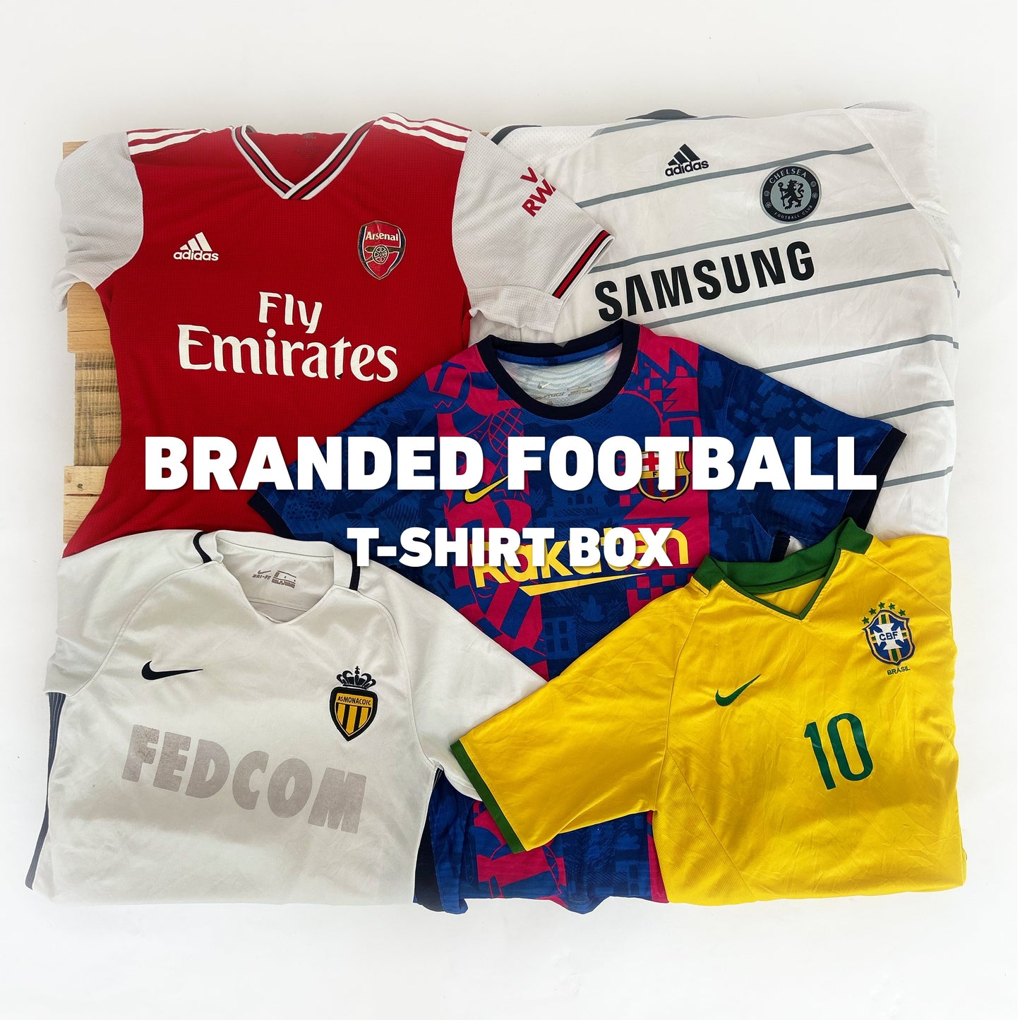 Mix van vintage voetbalshirts voor wholesale inclusief Arsenal Fly Emirates, Chelsea Samsung, Barcelona Rakuten en Brazilië Nike shirt.