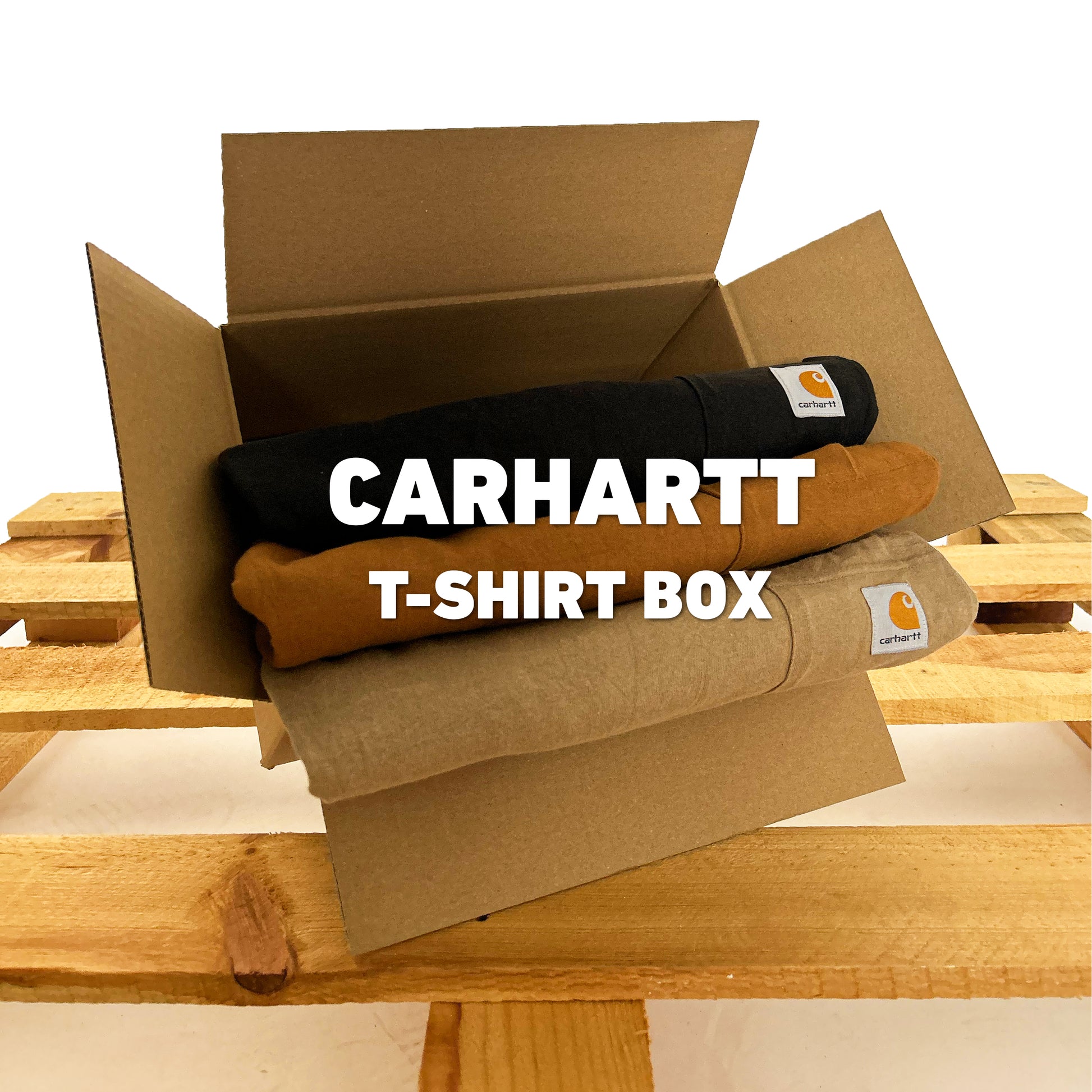 Selectie van premium Carhartt workwear t-shirts met herkenbaar logo op de mouw, gepresenteerd voor bulk verkoop op een pallet.