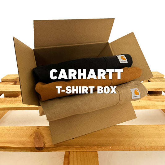 Selectie van premium Carhartt workwear t-shirts met herkenbaar logo op de mouw, gepresenteerd voor bulk verkoop op een pallet.