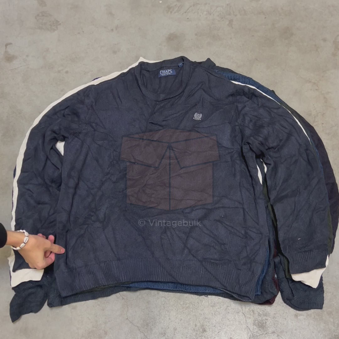 Gestapelde Chaps by Ralph Lauren vintage truien op betonnen vloer, ideaal voor duurzame mode wholesale via Vintagebulk.