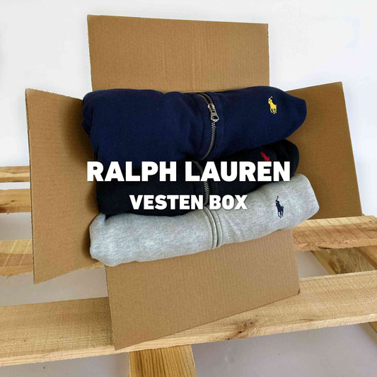 Ralph Lauren Vesten Box met drie vintage vesten in navy, grijs en zwart, gepresenteerd op karton. Ideaal voor duurzame mode wholesale via Vintagebulk.